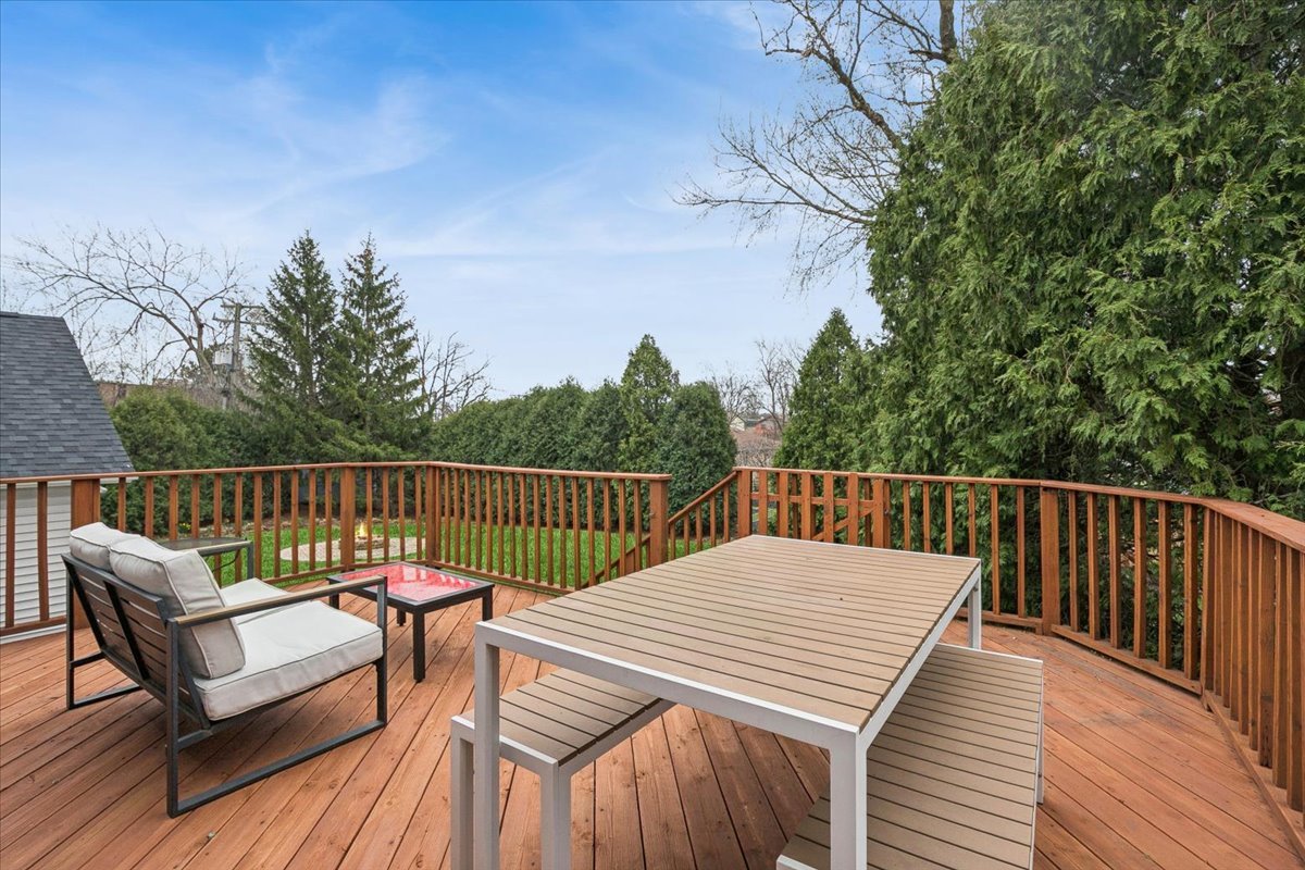 904 W Woodland Road, Lake Bluff, IL 60044