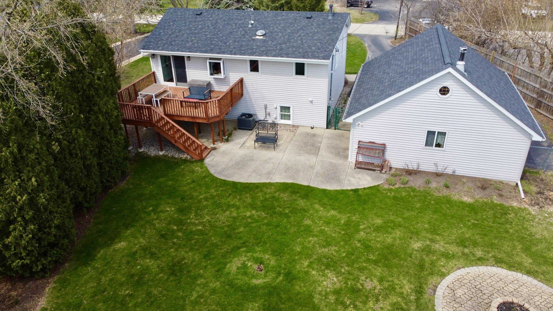 904 W Woodland Road, Lake Bluff, IL 60044