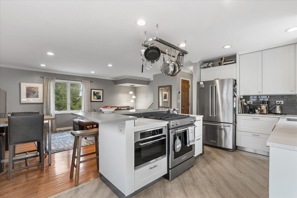 904 W Woodland Road, Lake Bluff, IL 60044