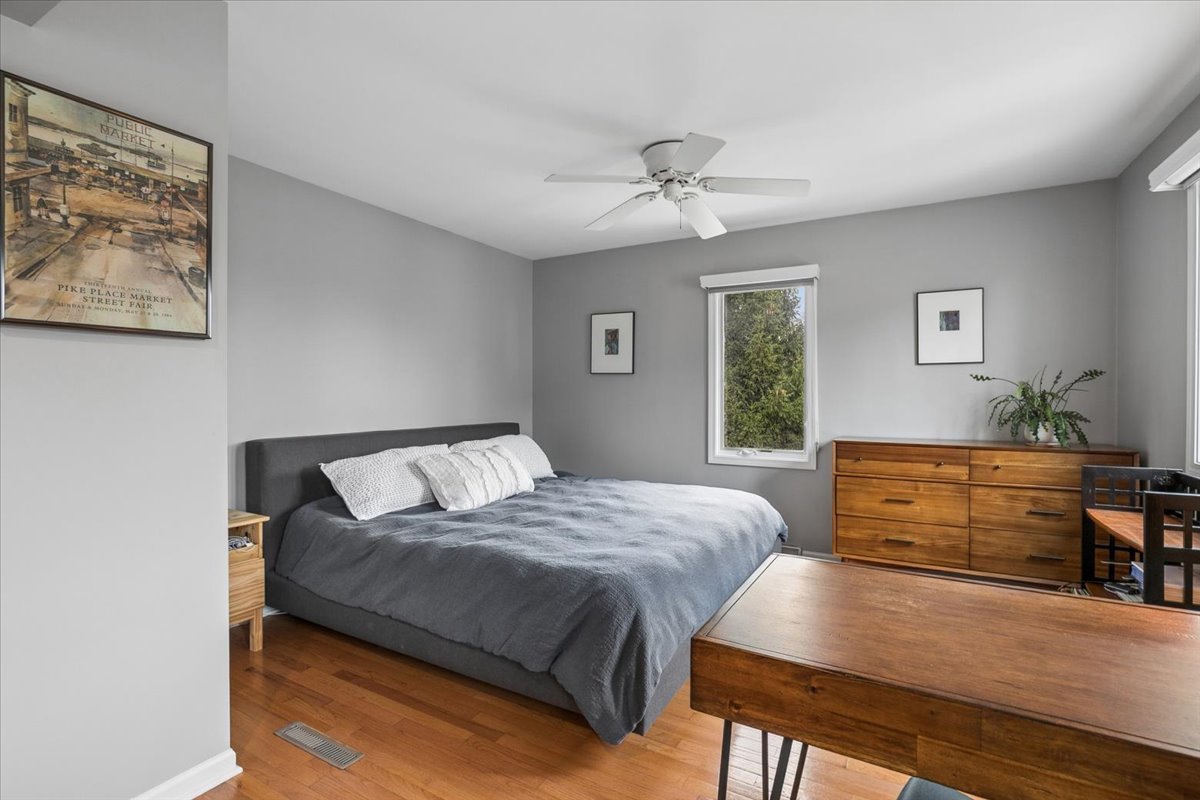 904 W Woodland Road, Lake Bluff, IL 60044