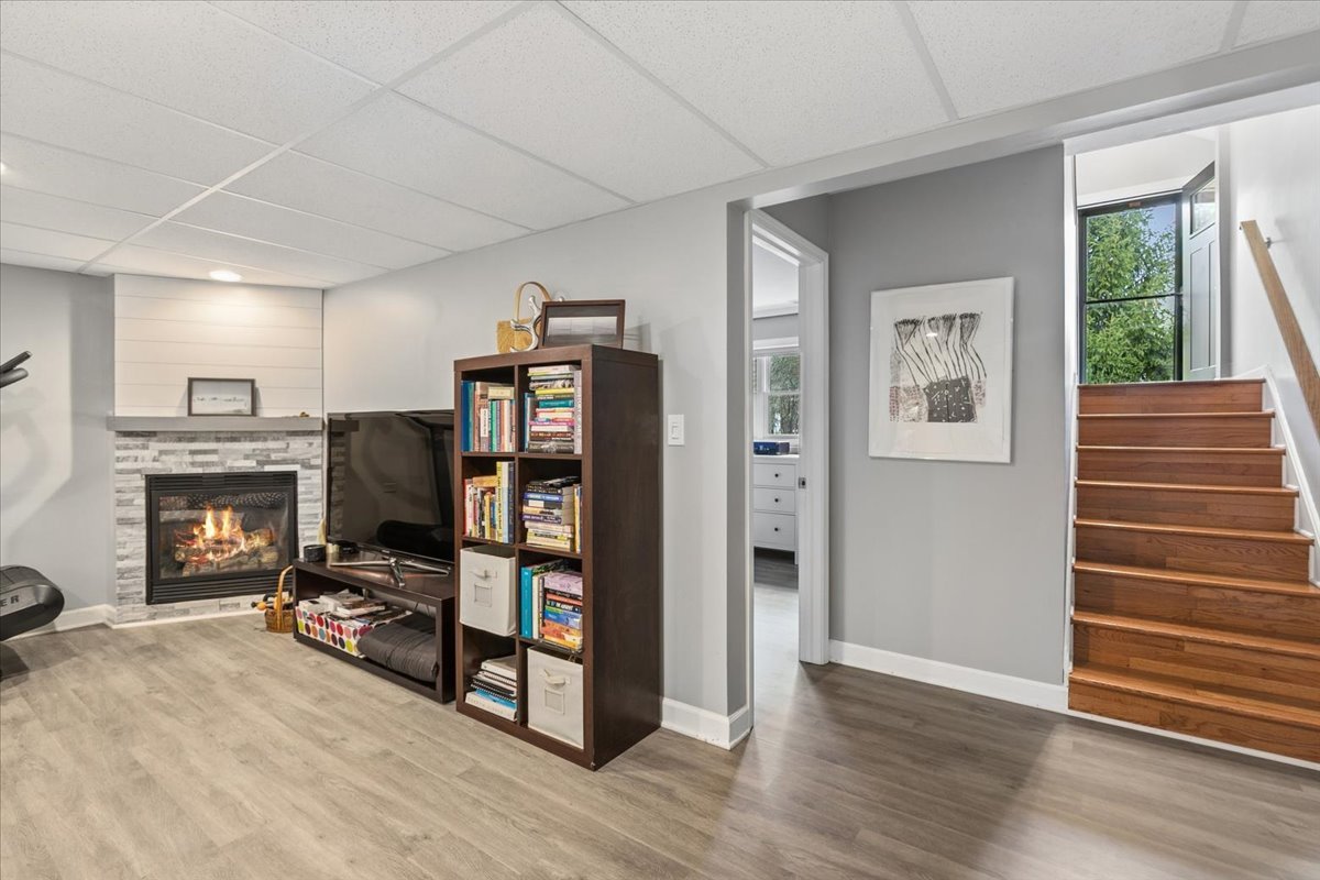 904 W Woodland Road, Lake Bluff, IL 60044