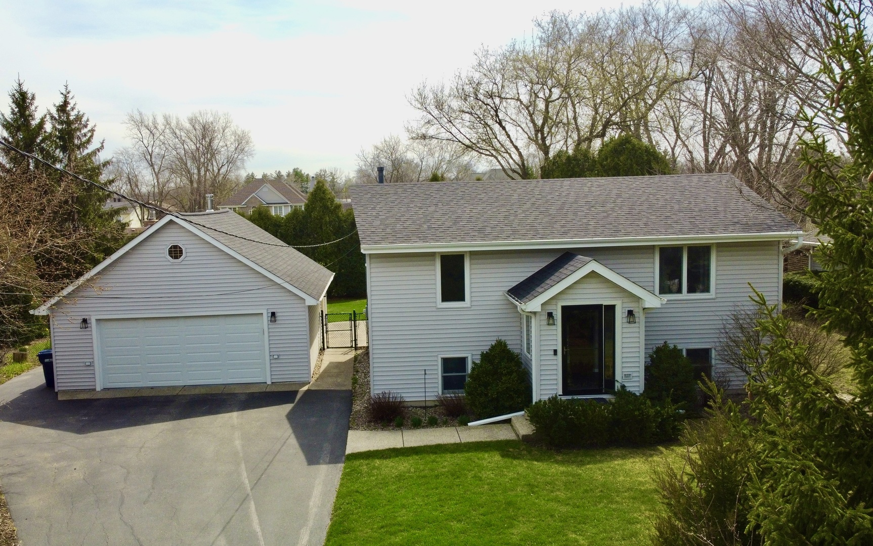 904 W Woodland Road, Lake Bluff, IL 60044