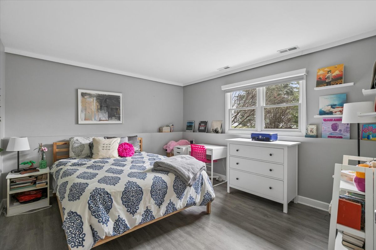 904 W Woodland Road, Lake Bluff, IL 60044