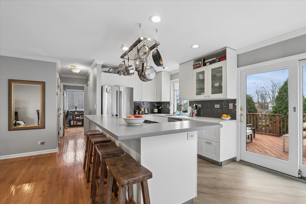 904 W Woodland Road, Lake Bluff, IL 60044