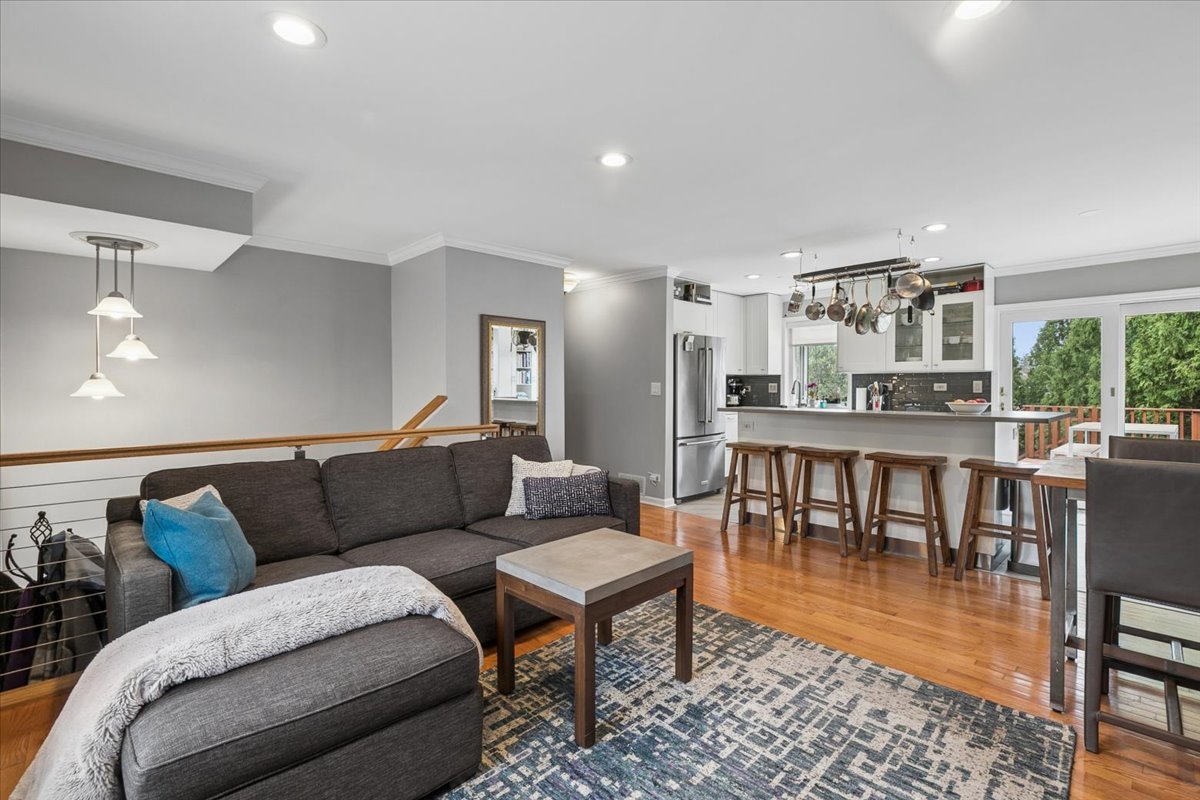 904 W Woodland Road, Lake Bluff, IL 60044