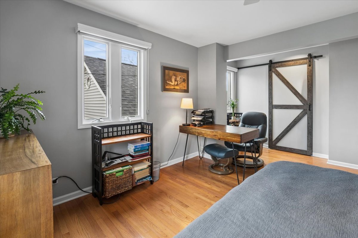 904 W Woodland Road, Lake Bluff, IL 60044