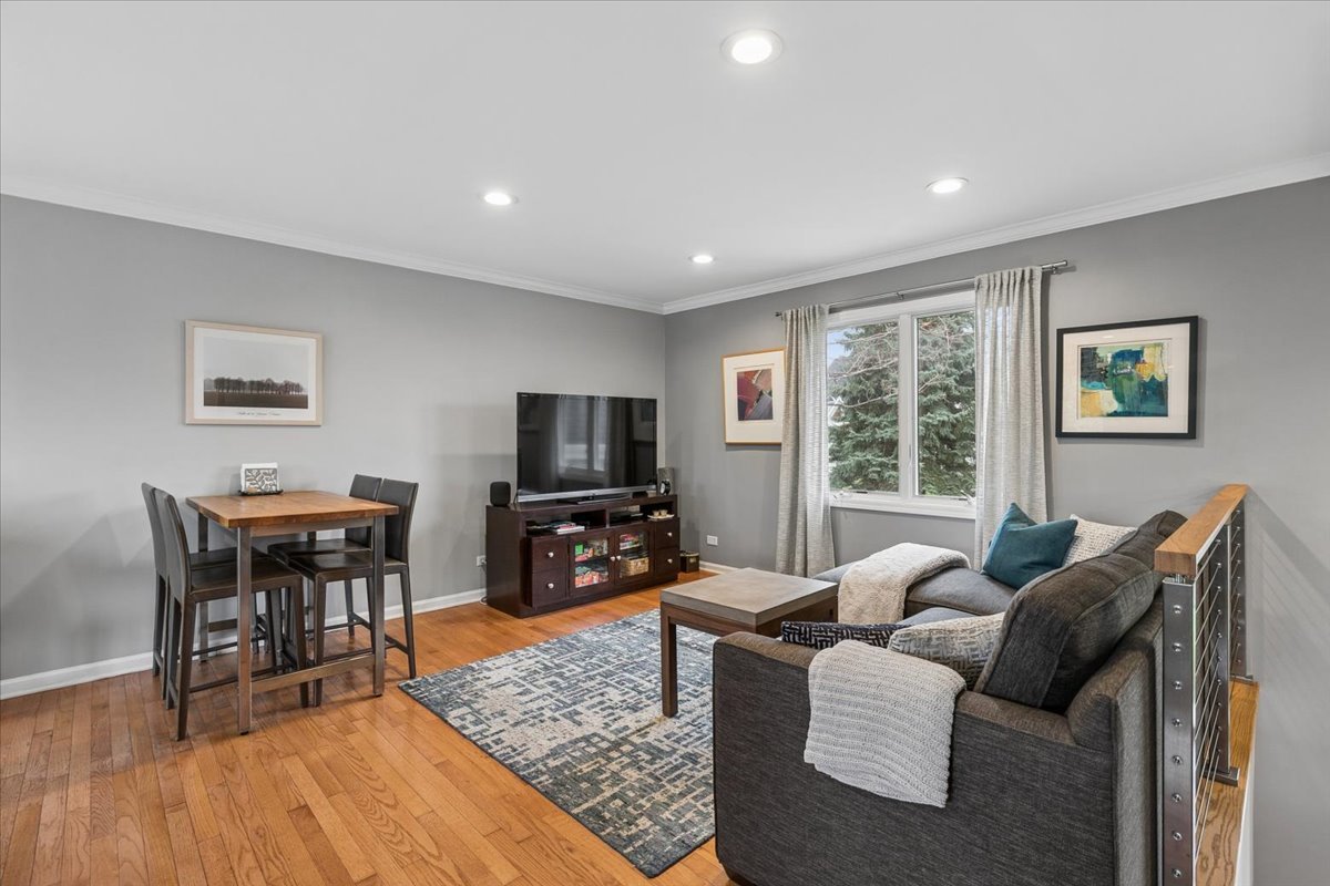 904 W Woodland Road, Lake Bluff, IL 60044