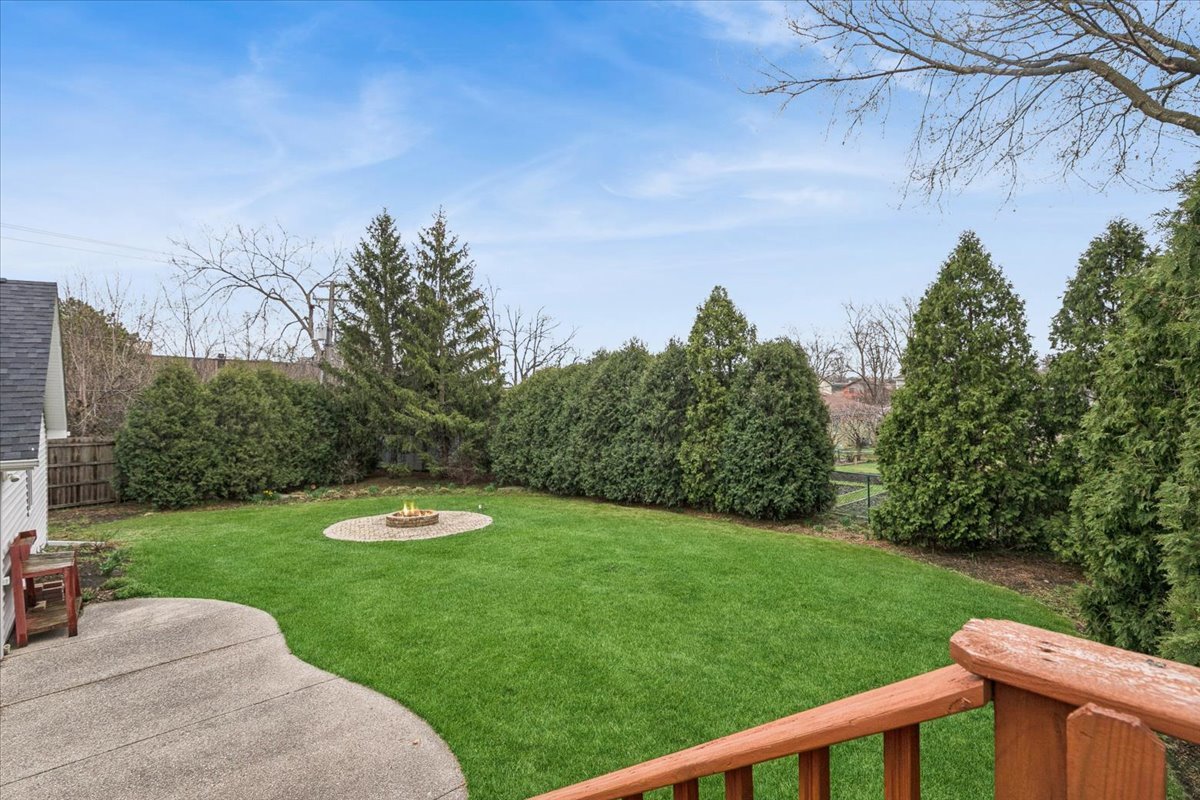 904 W Woodland Road, Lake Bluff, IL 60044