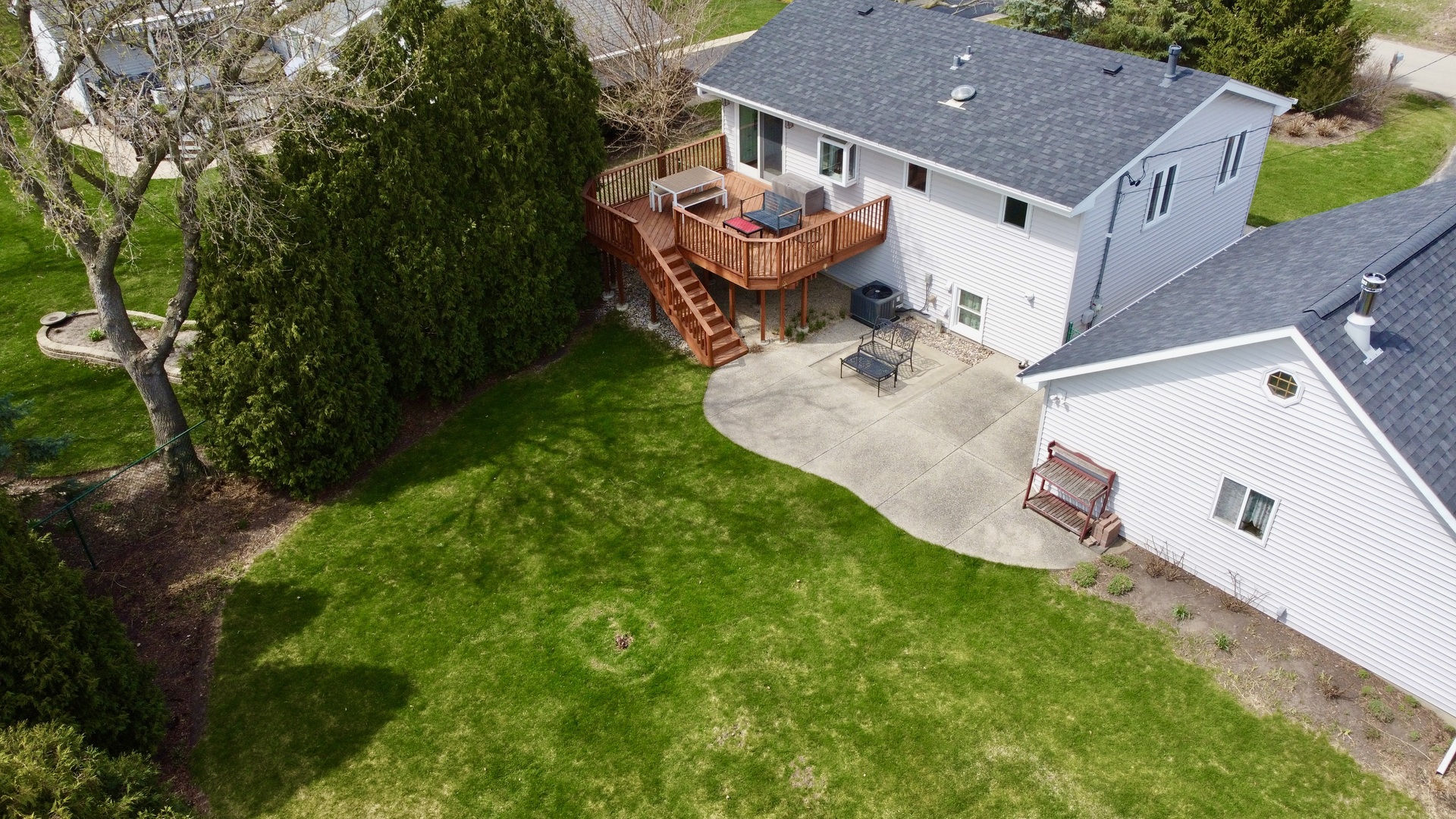 904 W Woodland Road, Lake Bluff, IL 60044