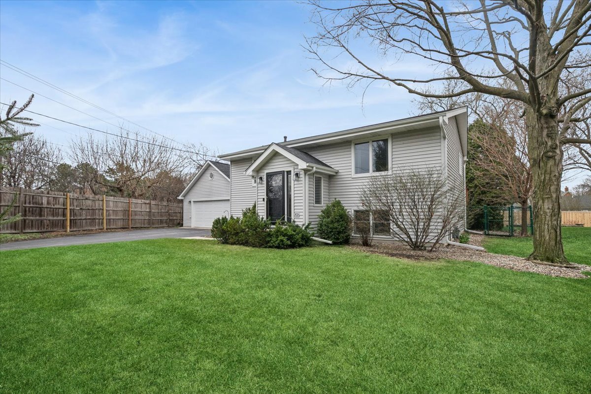 904 W Woodland Road, Lake Bluff, IL 60044