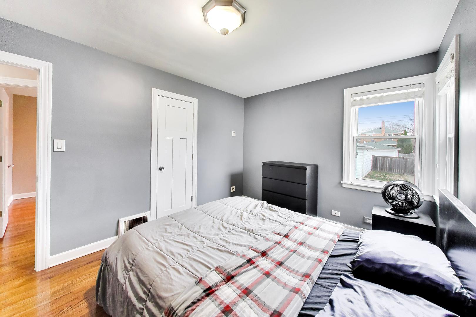 5117 N Newland Avenue, Chicago, IL 60656