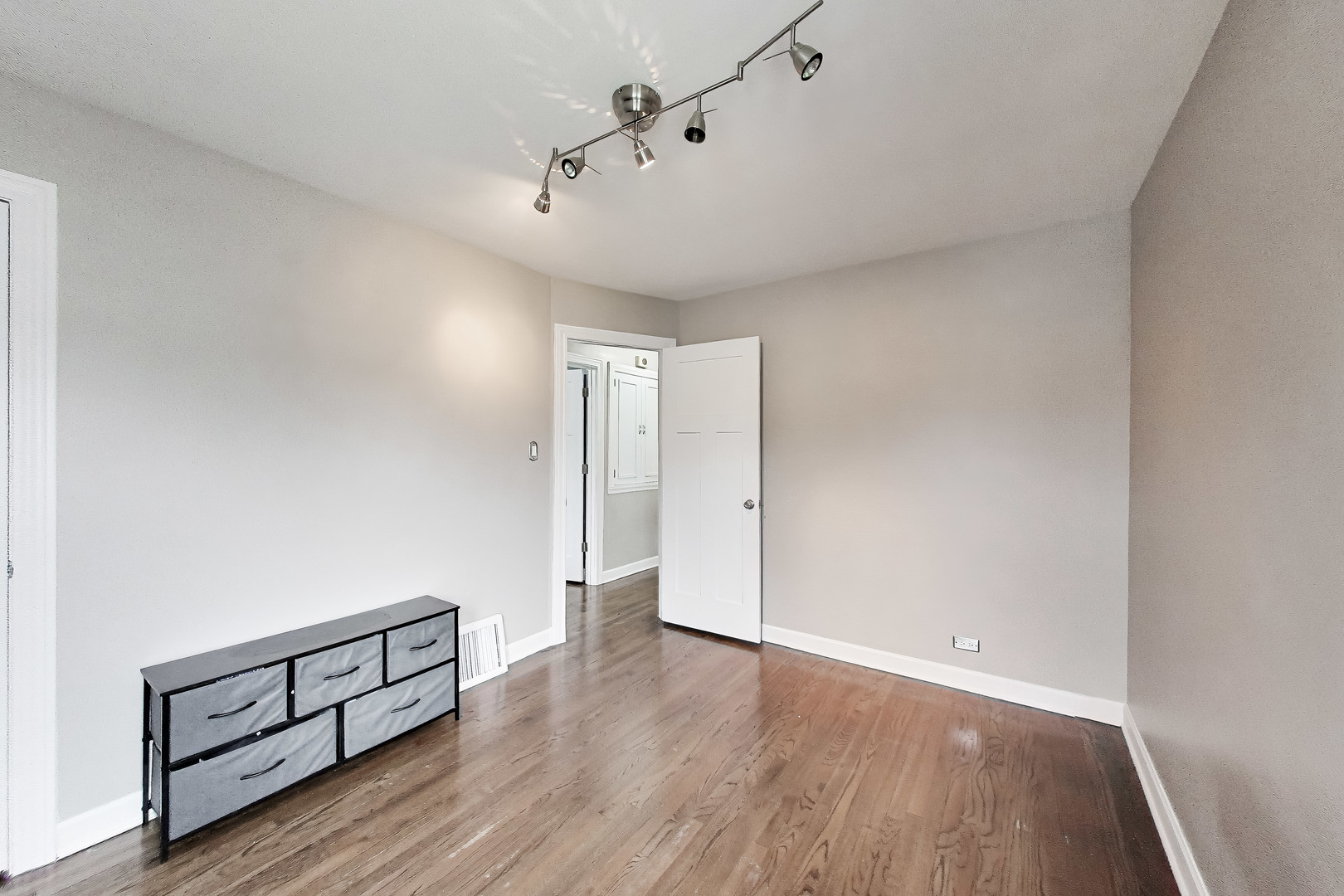 5117 N Newland Avenue, Chicago, IL 60656