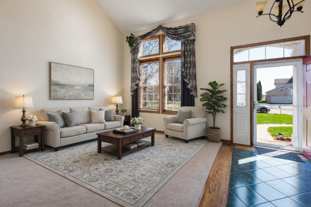 323 Mallard Lane, Sugar Grove, IL 60554