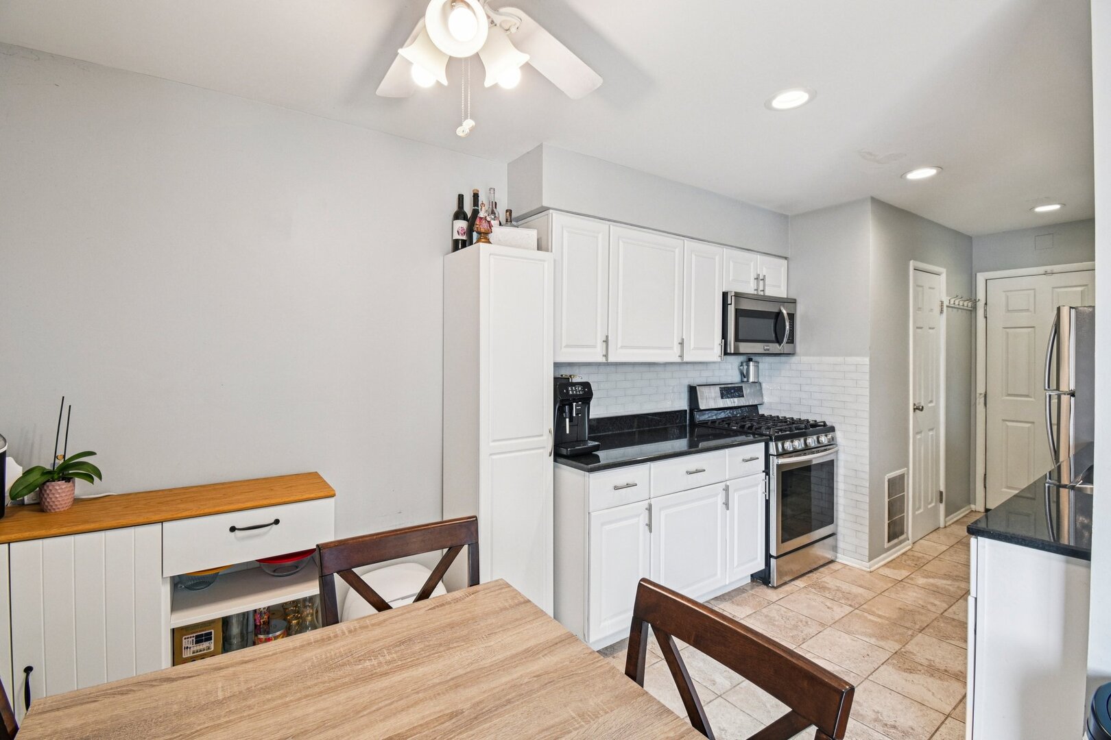 8338 Portsmouth Drive #B, Darien, IL 60561