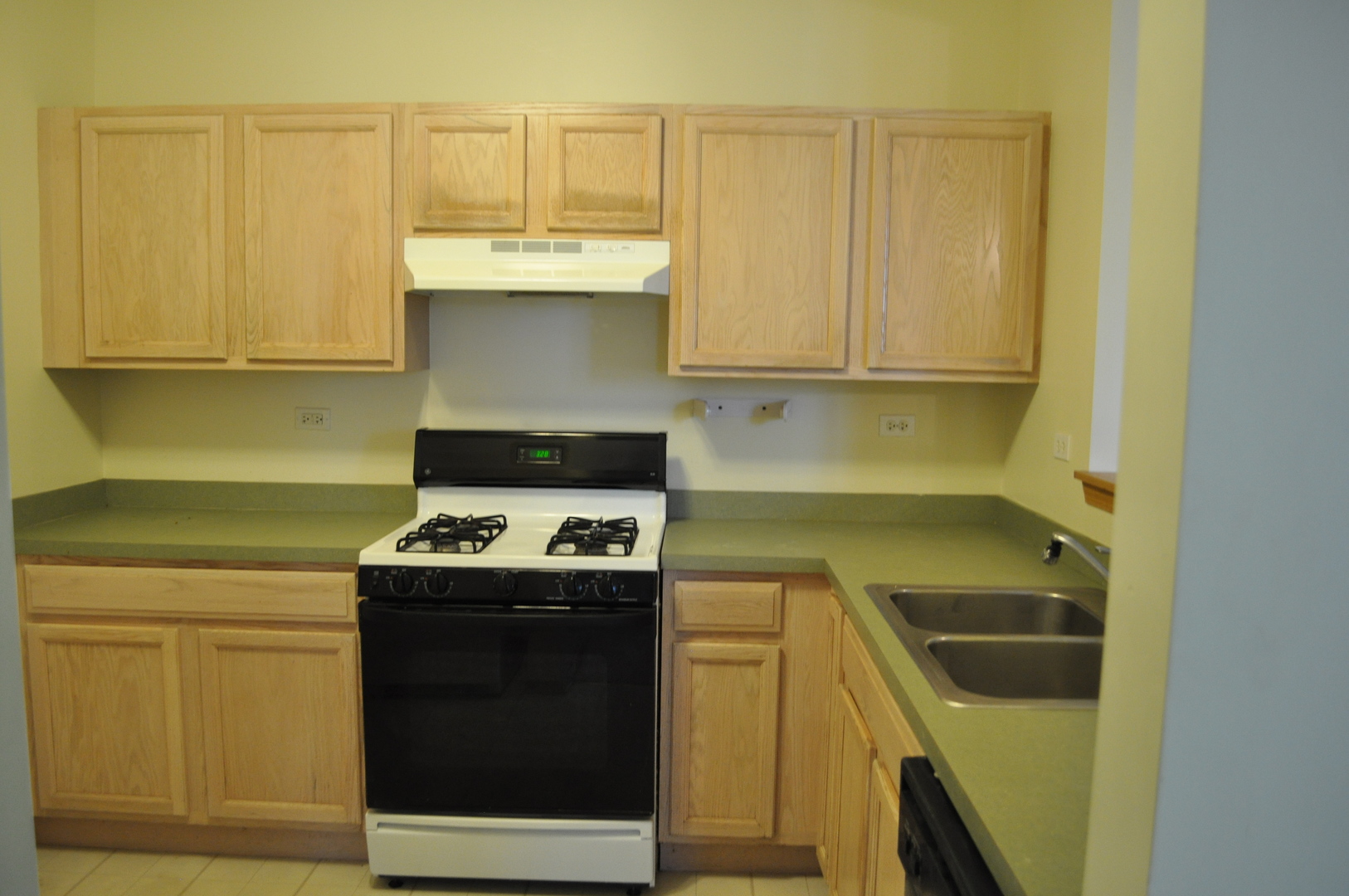 819 Genesee Drive, Naperville, IL 60563