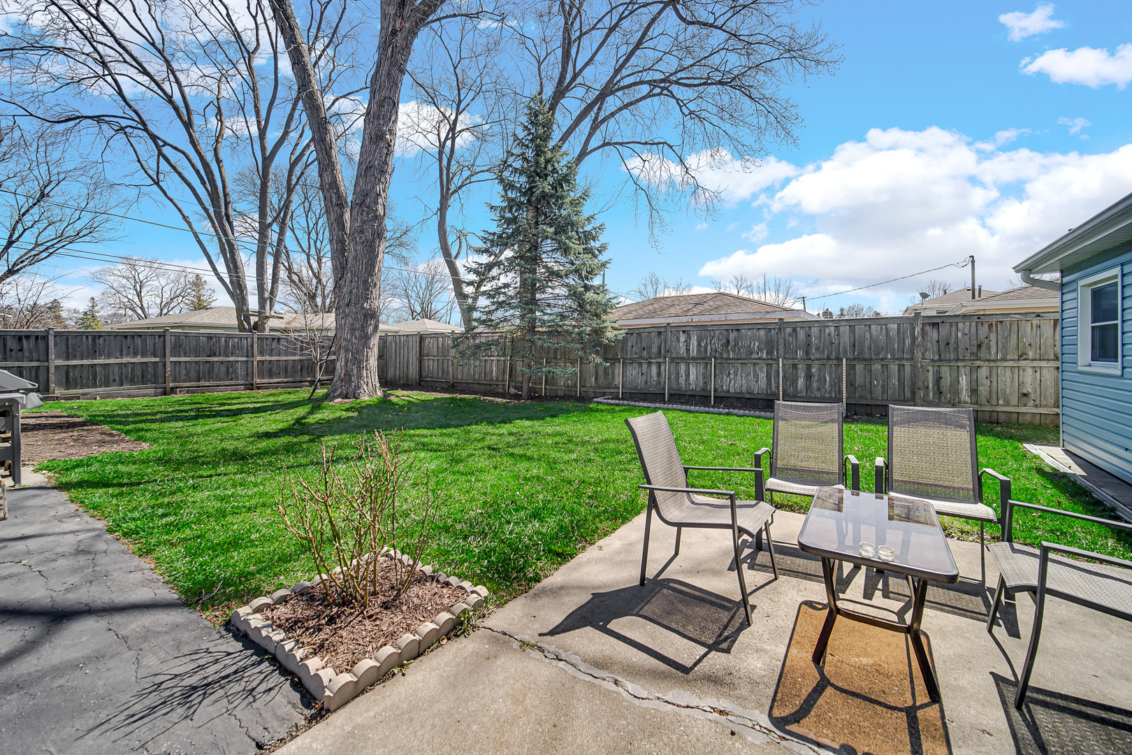 327 N Pershing Avenue, Mundelein, IL 60060