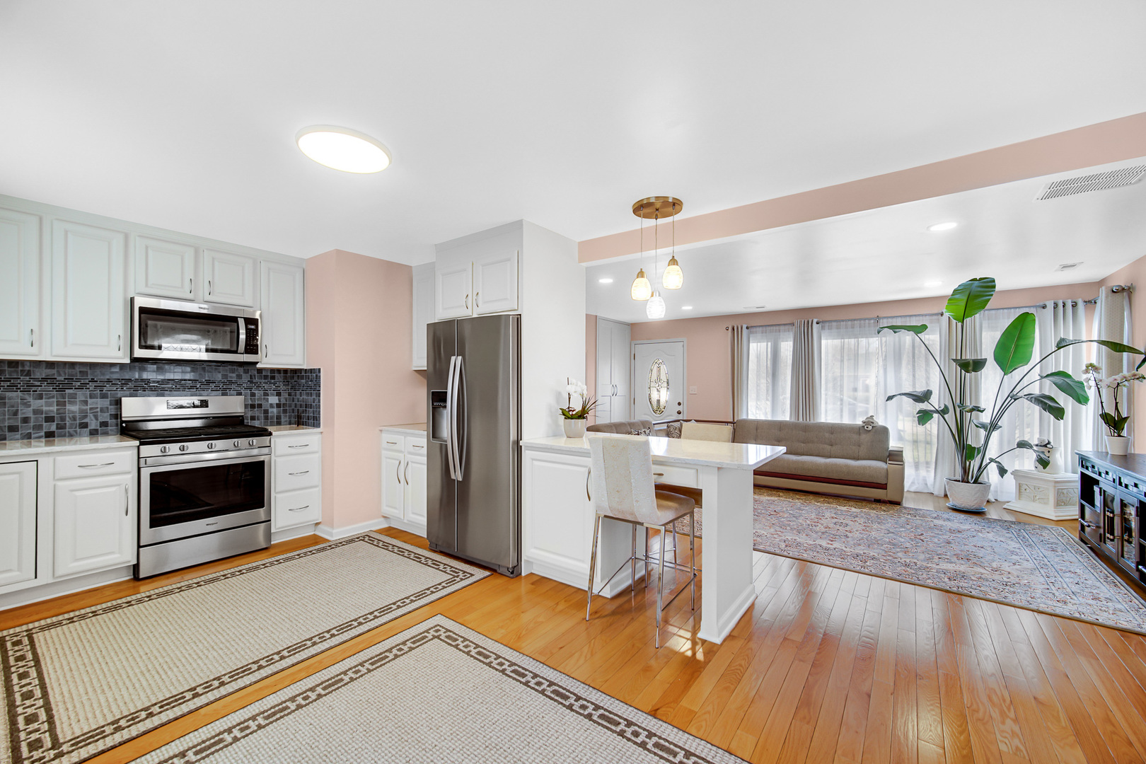 327 N Pershing Avenue, Mundelein, IL 60060