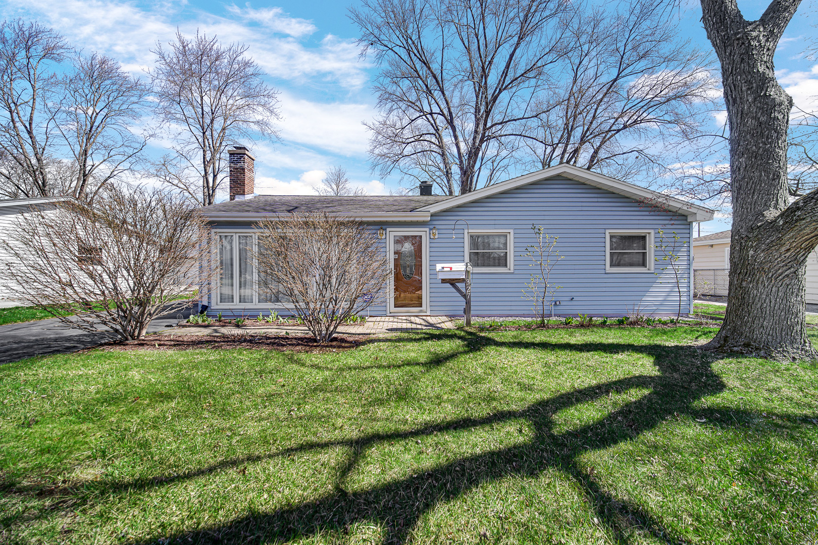 327 N Pershing Avenue, Mundelein, IL 60060