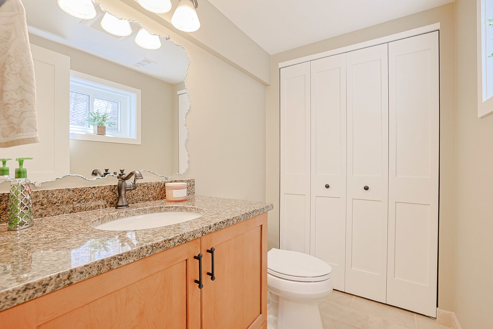 229 Tudor Lane, Schaumburg, IL 60193