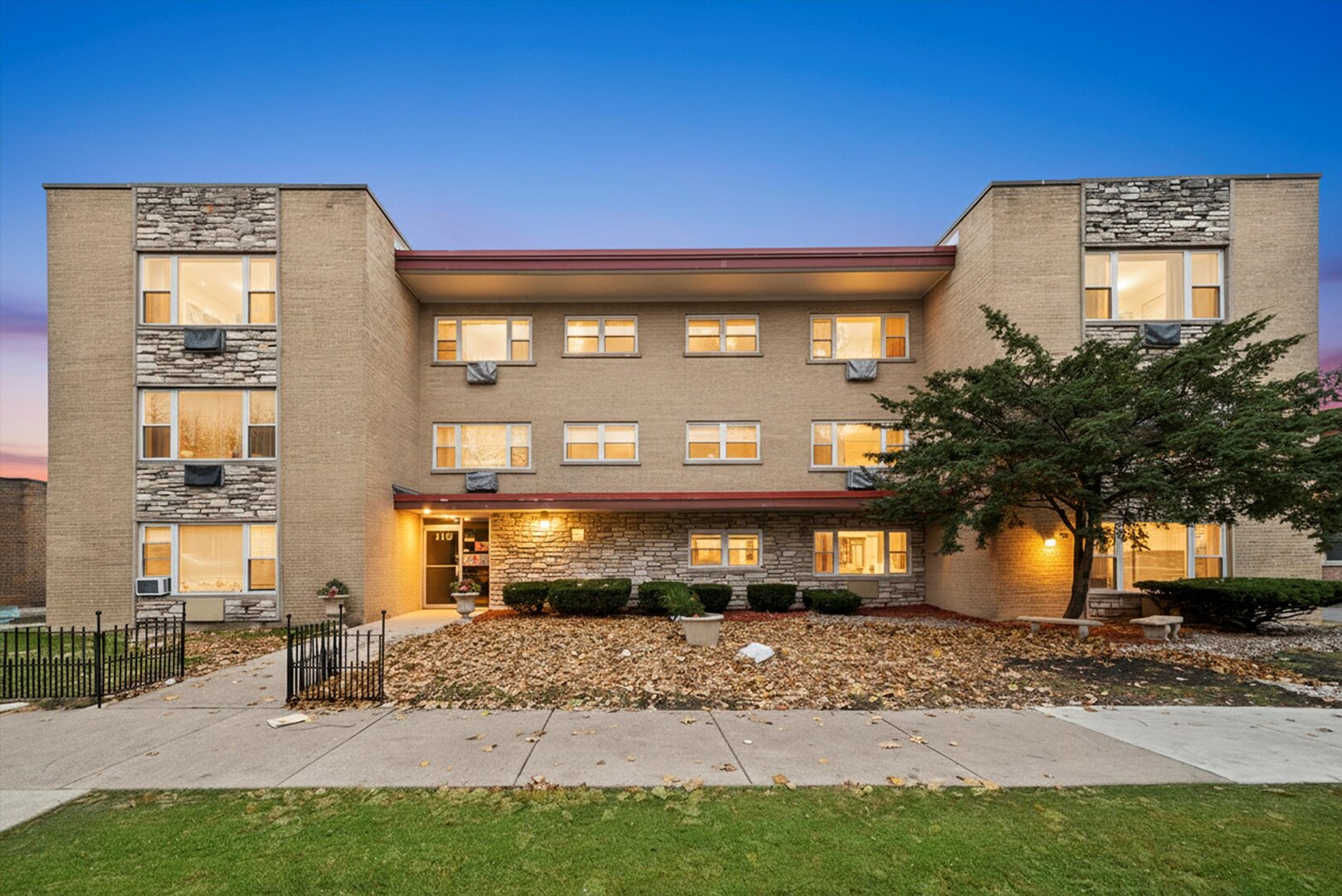 415 S Maple Avenue #202, Oak Park, IL 60302