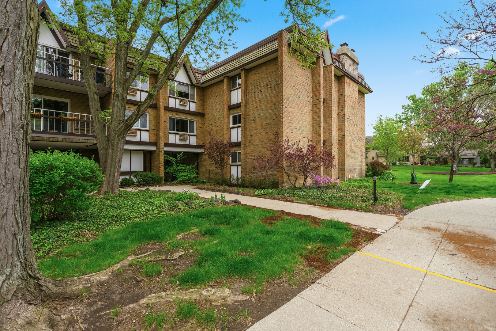 320 Claymoor Road #1C, Hinsdale, IL 60521