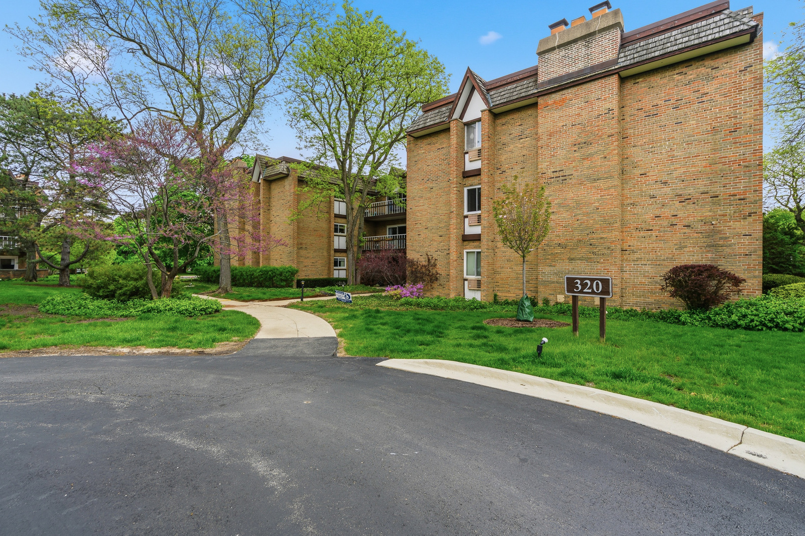 320 Claymoor Road #1C, Hinsdale, IL 60521