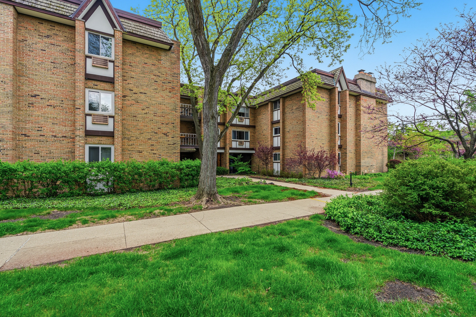 320 Claymoor Road #1C, Hinsdale, IL 60521