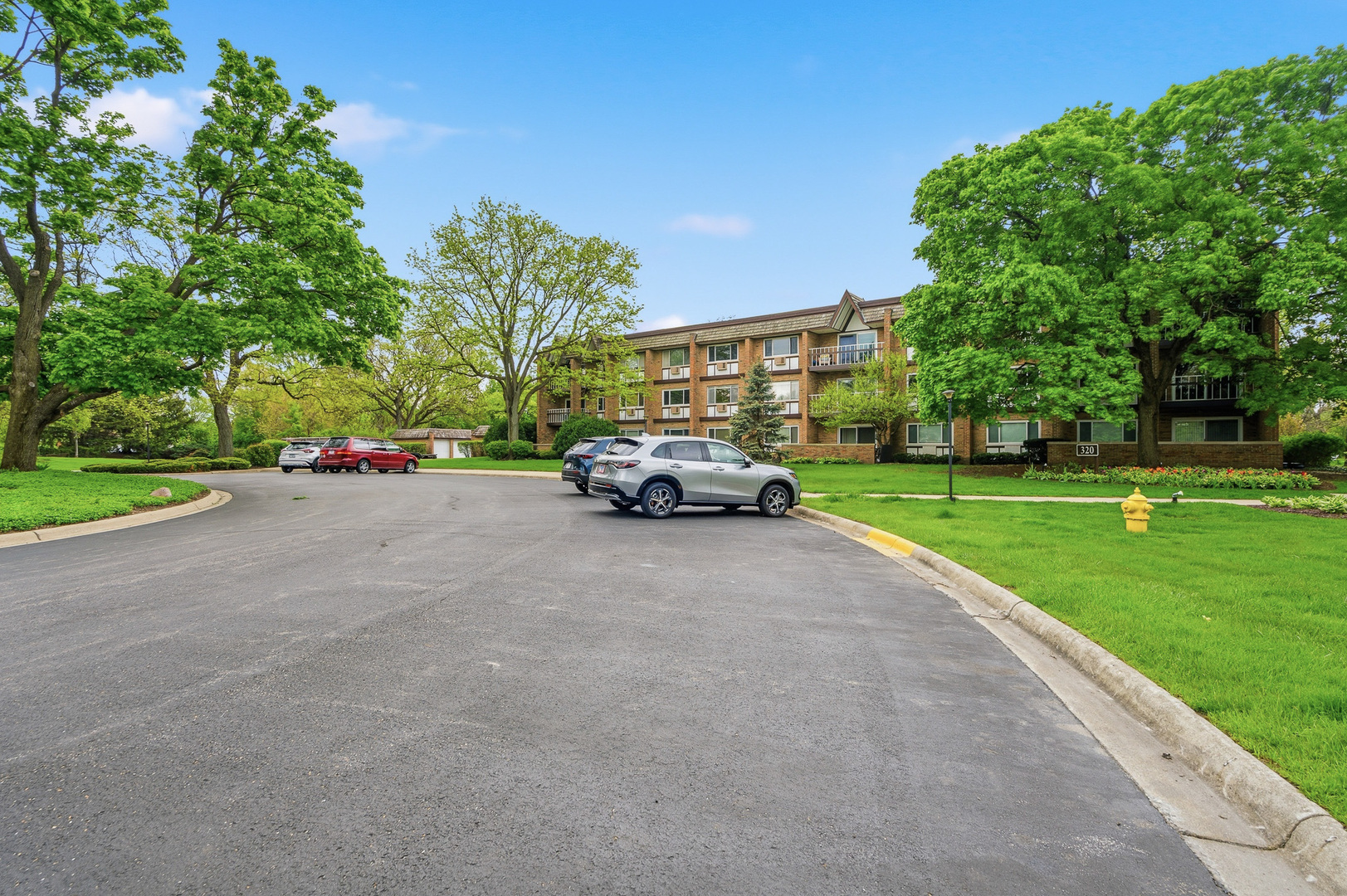 320 Claymoor Road #1C, Hinsdale, IL 60521
