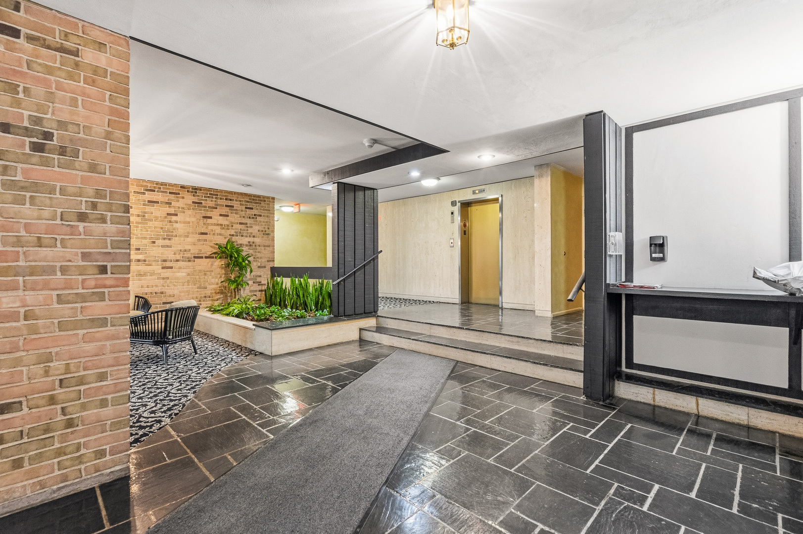 320 Claymoor Road #1C, Hinsdale, IL 60521