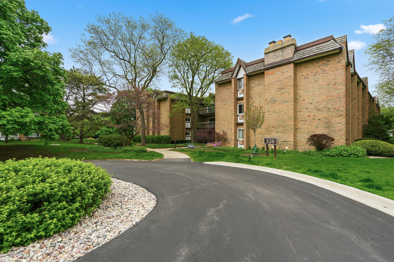 320 Claymoor Road #1C, Hinsdale, IL 60521