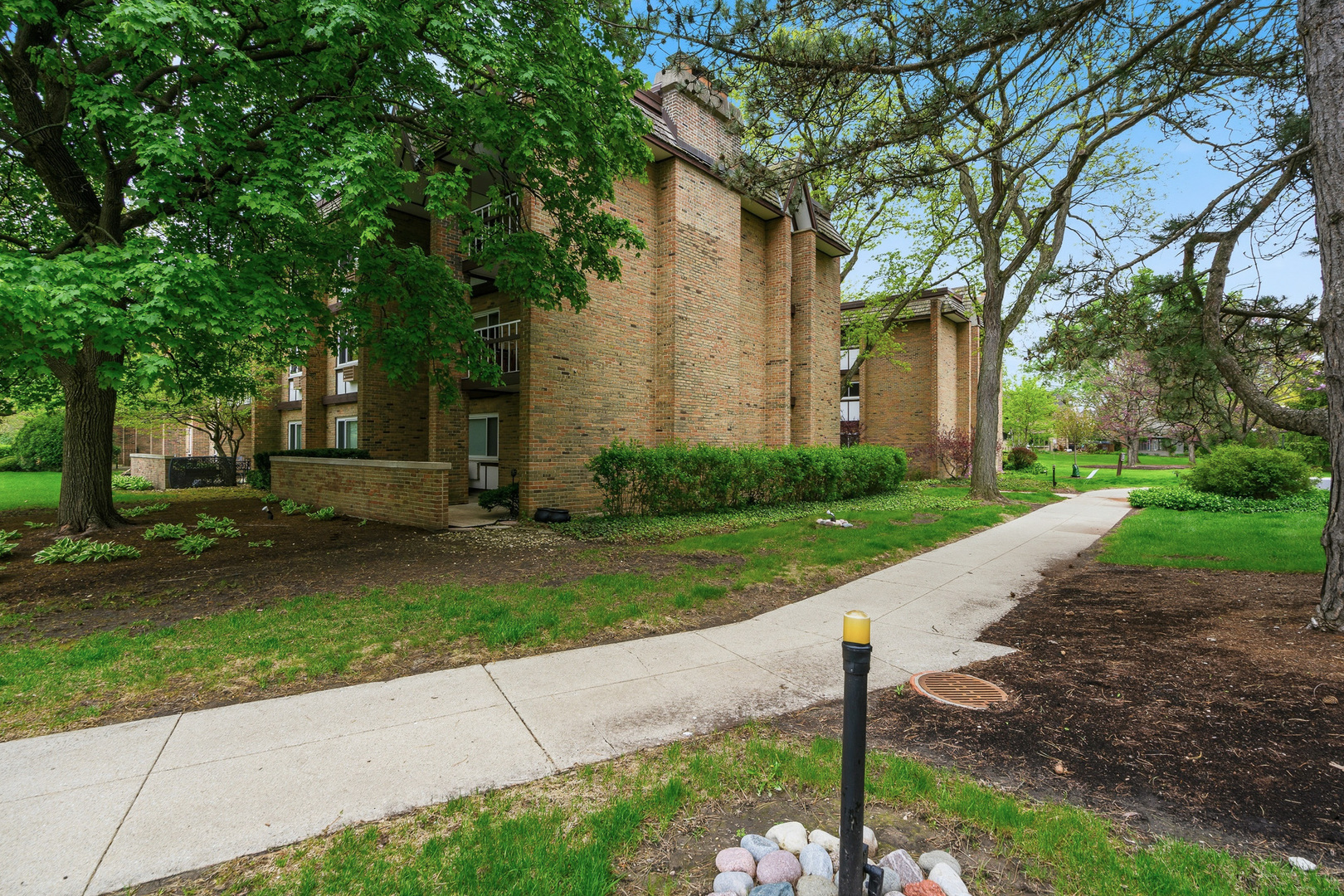 320 Claymoor Road #1C, Hinsdale, IL 60521