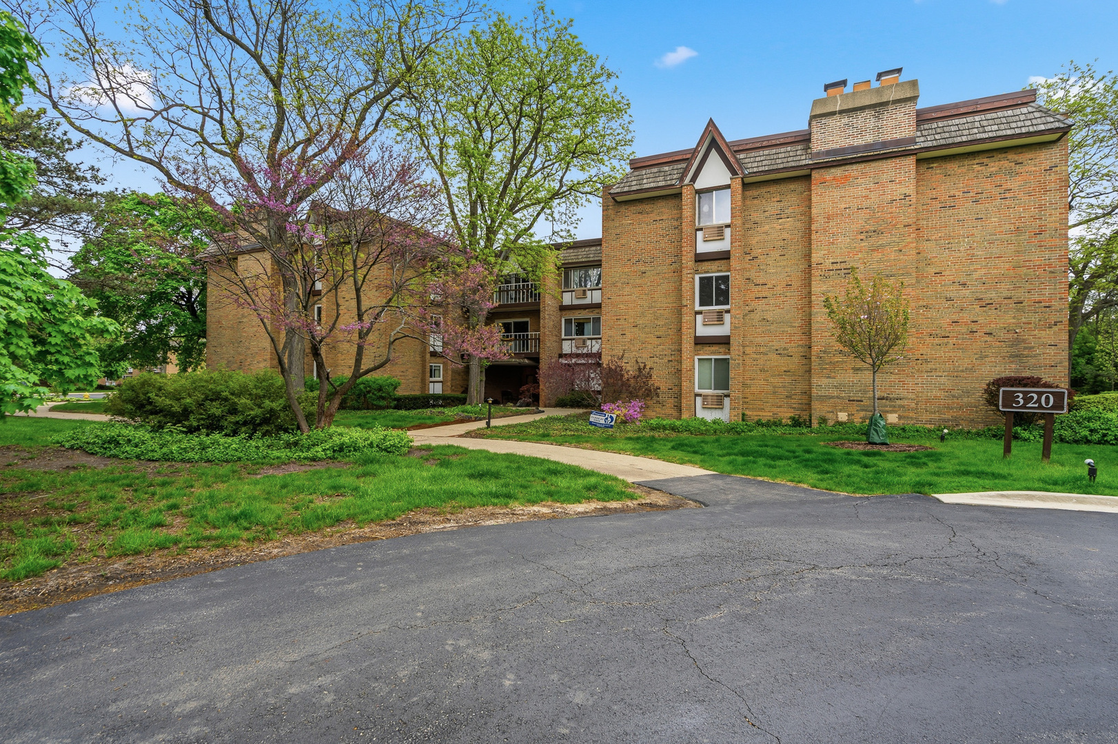 320 Claymoor Road #1C, Hinsdale, IL 60521