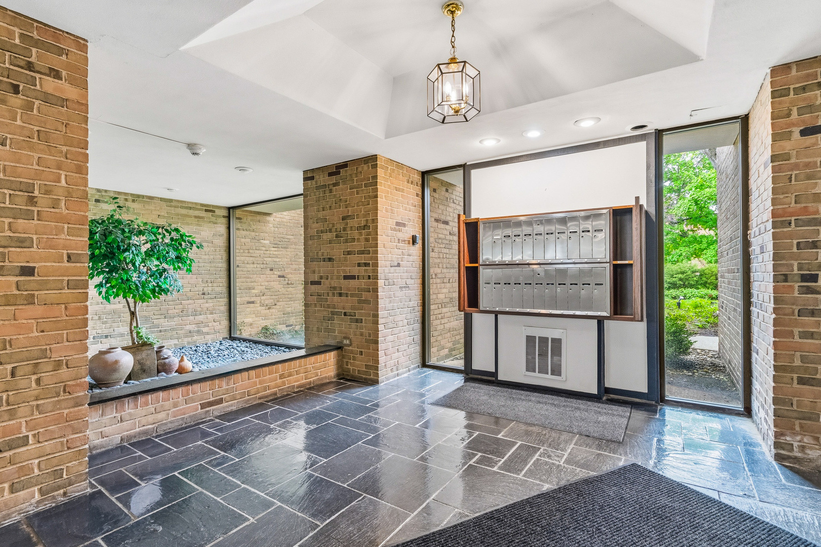 320 Claymoor Road #1C, Hinsdale, IL 60521