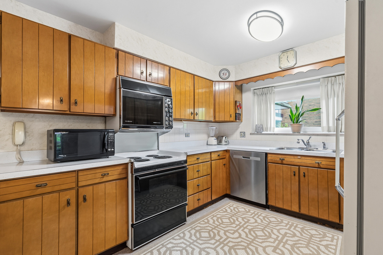 320 Claymoor Road #1C, Hinsdale, IL 60521