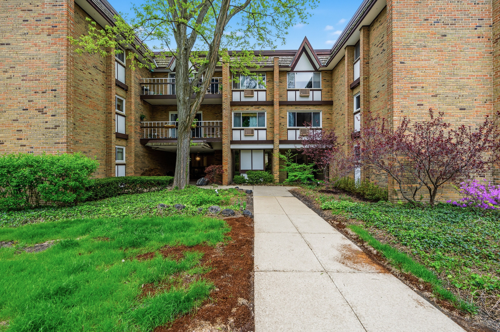320 Claymoor Road #1C, Hinsdale, IL 60521