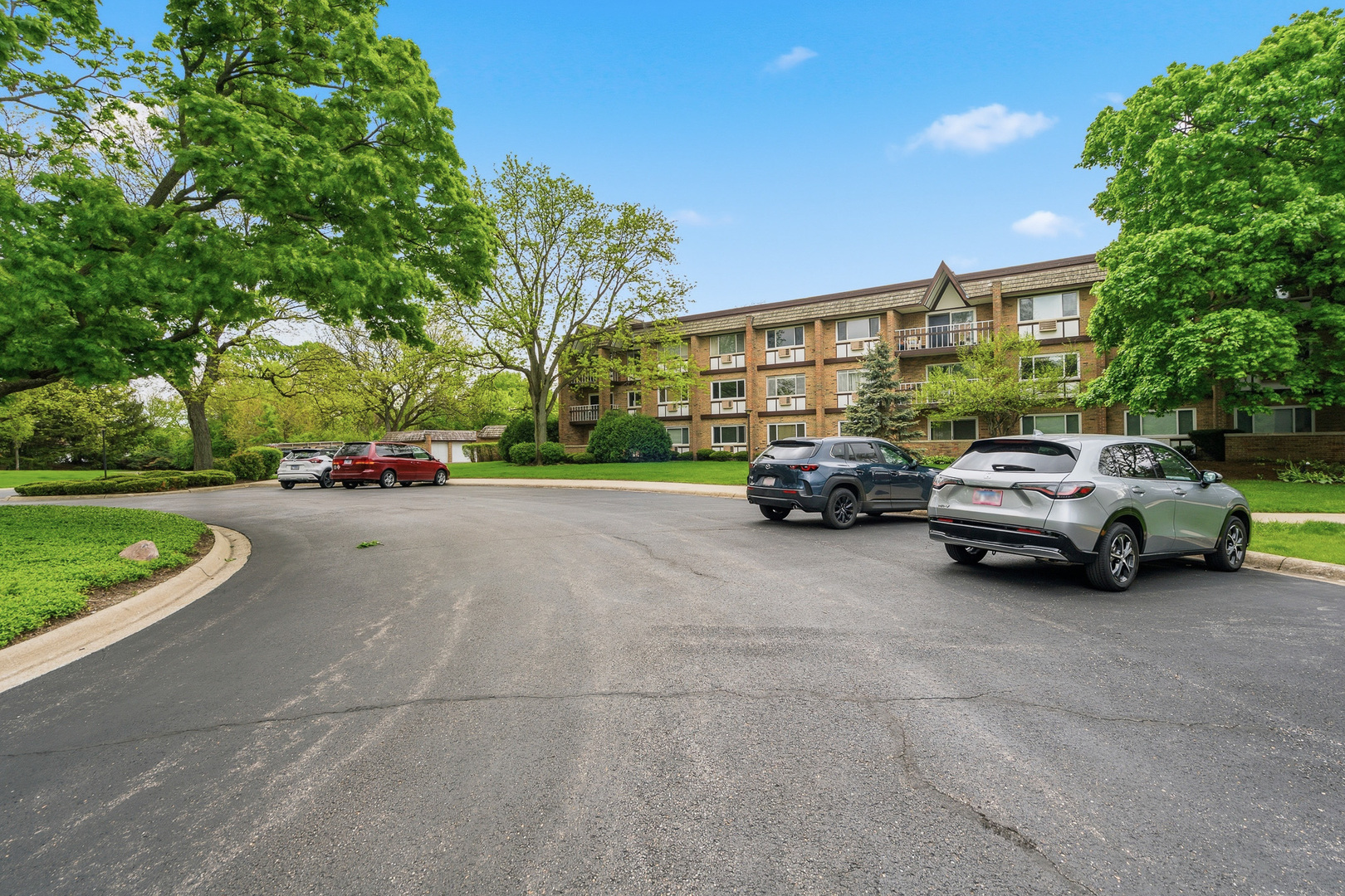 320 Claymoor Road #1C, Hinsdale, IL 60521