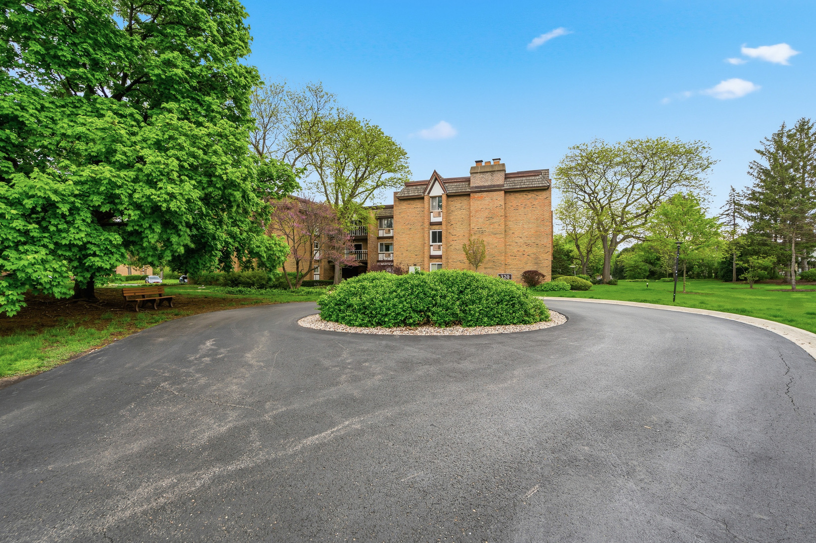 320 Claymoor Road #1C, Hinsdale, IL 60521