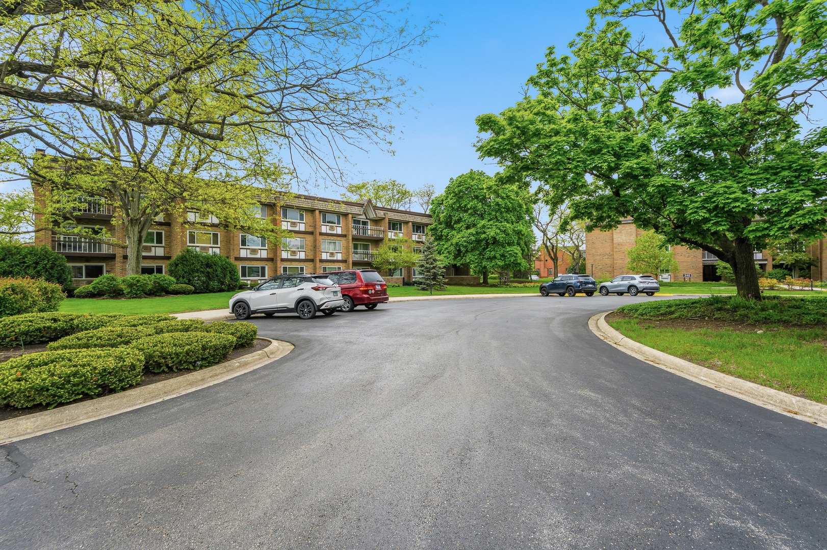 320 Claymoor Road #1C, Hinsdale, IL 60521