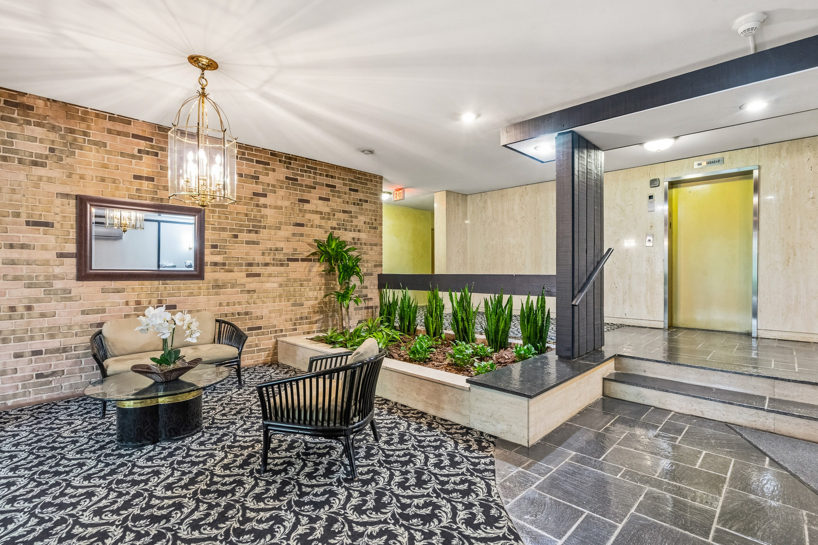 320 Claymoor Road #1C, Hinsdale, IL 60521