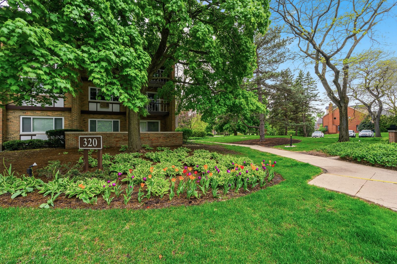 320 Claymoor Road #1C, Hinsdale, IL 60521