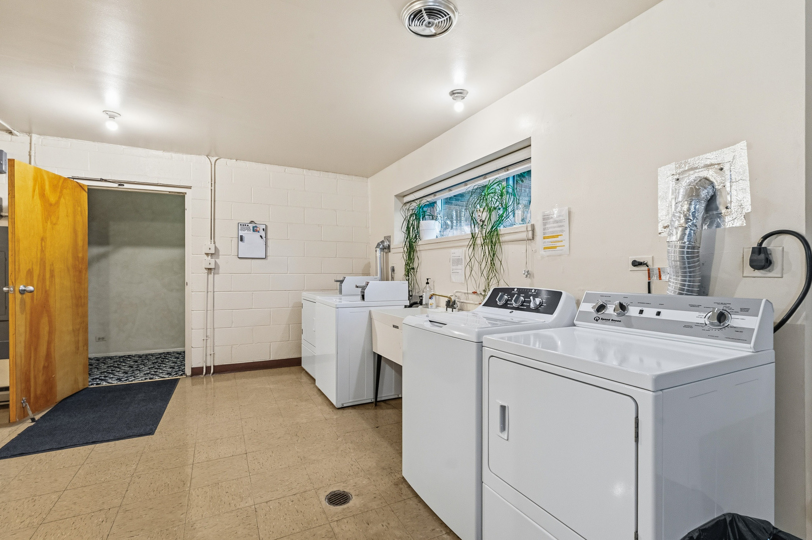 320 Claymoor Road #1C, Hinsdale, IL 60521