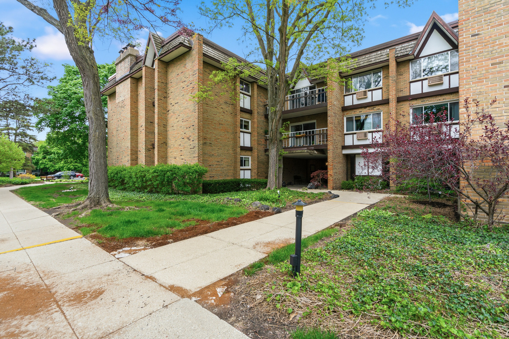 320 Claymoor Road #1C, Hinsdale, IL 60521