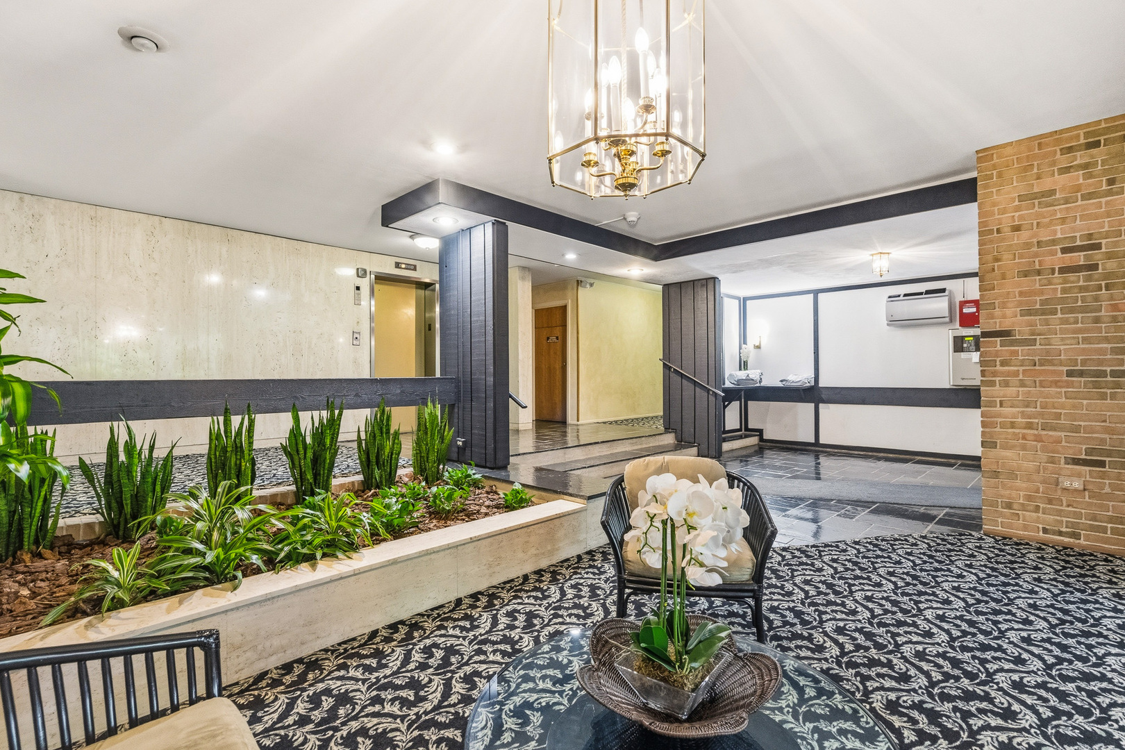 320 Claymoor Road #1C, Hinsdale, IL 60521