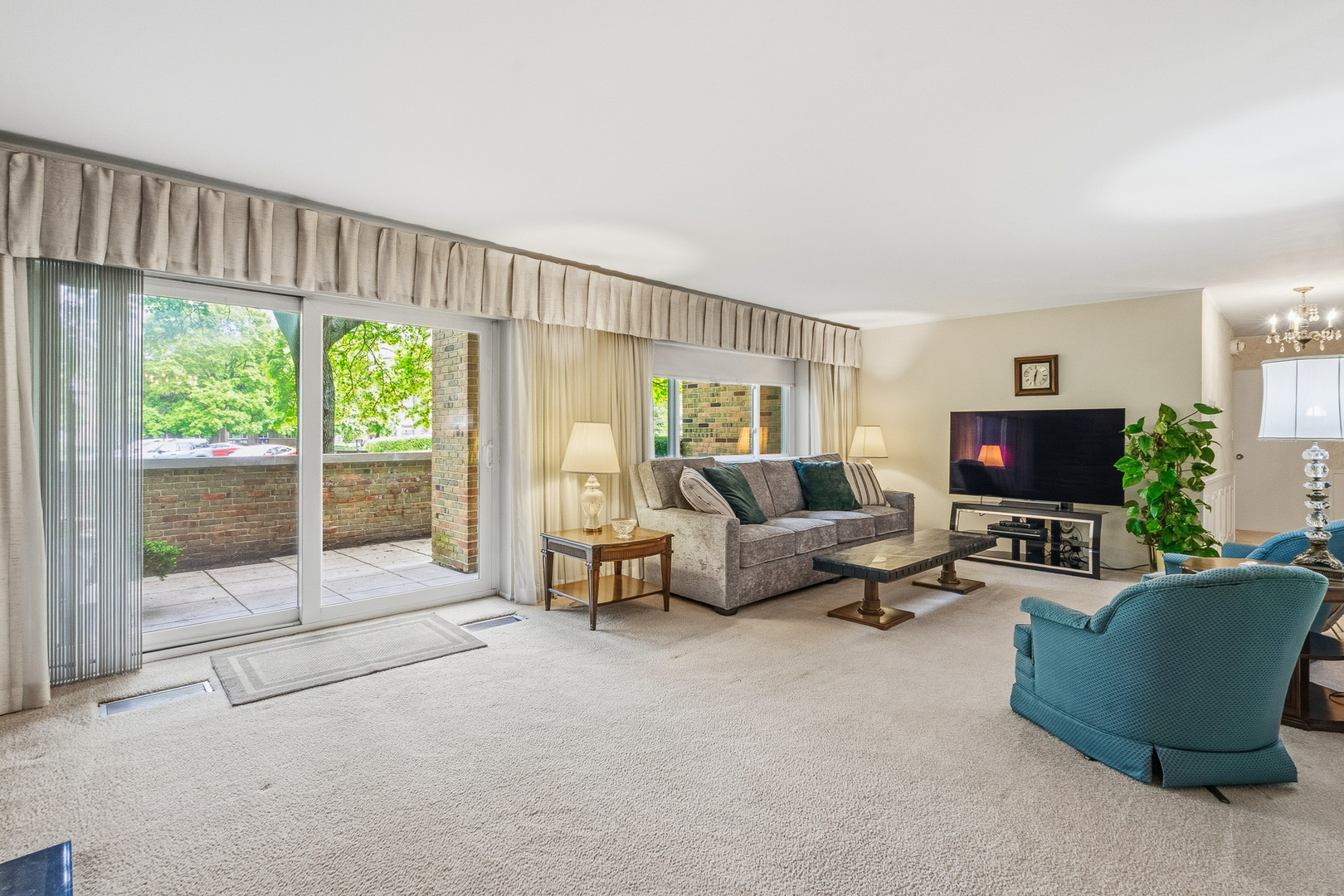 320 Claymoor Road #1C, Hinsdale, IL 60521