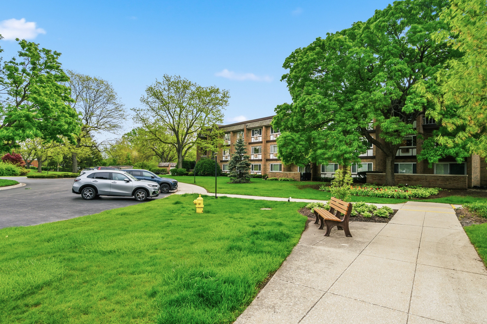 320 Claymoor Road #1C, Hinsdale, IL 60521