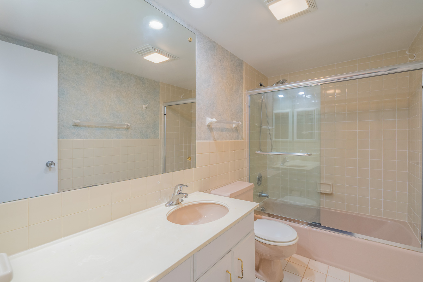 320 Claymoor Road #1C, Hinsdale, IL 60521