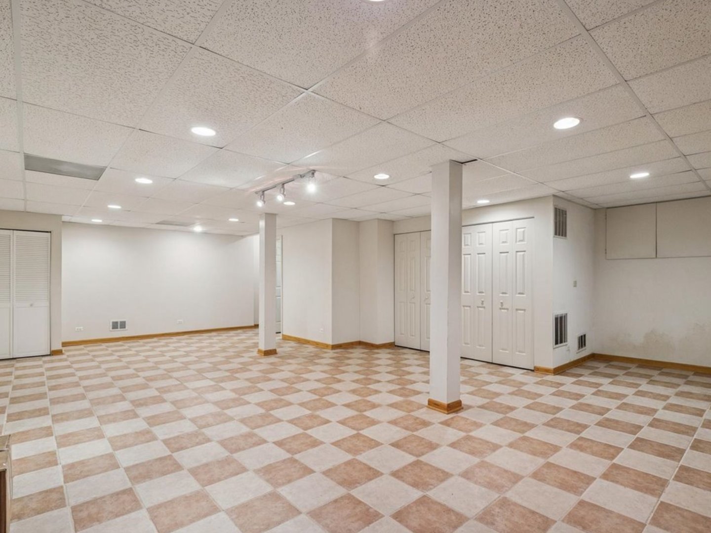 1208 Shetland Drive, Mundelein, IL 60060