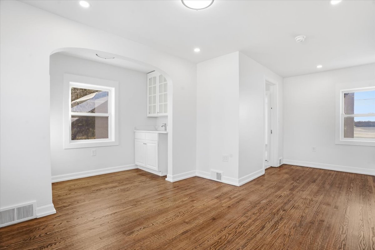 297 E Lakeview Avenue, Round Lake Beach, IL 60073