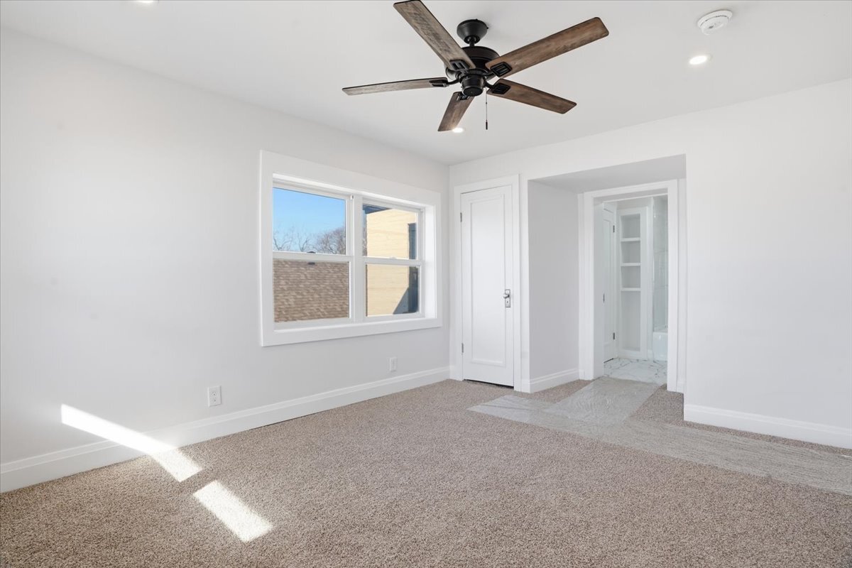 297 E Lakeview Avenue, Round Lake Beach, IL 60073