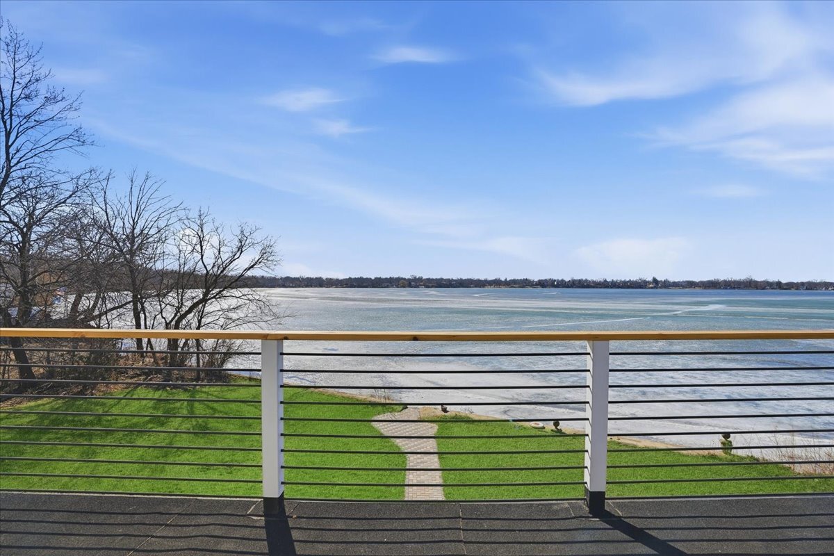 297 E Lakeview Avenue, Round Lake Beach, IL 60073